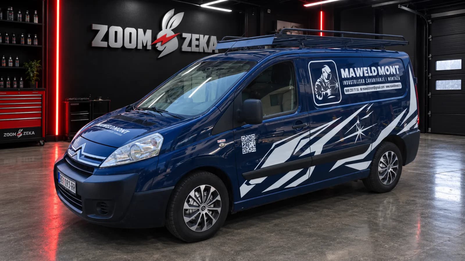 Brendiranje belog minivana katovanom folijom, Ma Weld Mont