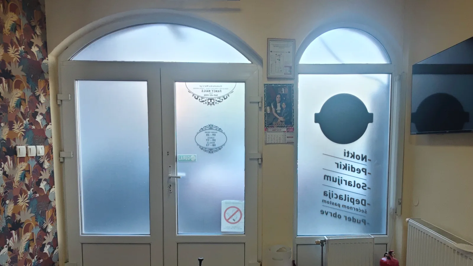 Peskirna folija za salon noktiju Fancy Nails u Rumi, privatan i minimalistički prostor