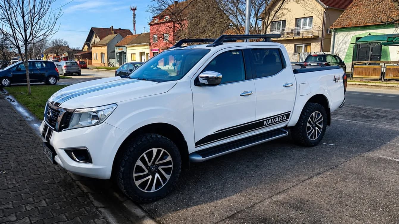 Racing stripes na Nissan Navari, crna sjajna folija